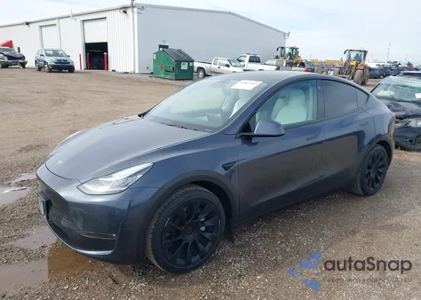 2021 Tesla Model Y Long Range Dual Motor All-Wheel Drive z USA, uszkodzony, nr VIN 5YJYGAEE5MF201182